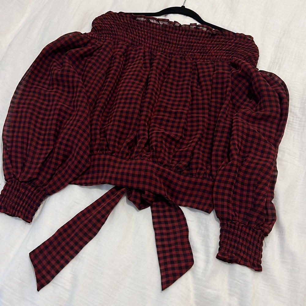VICI size medium off the shoulder top in pristine condition!